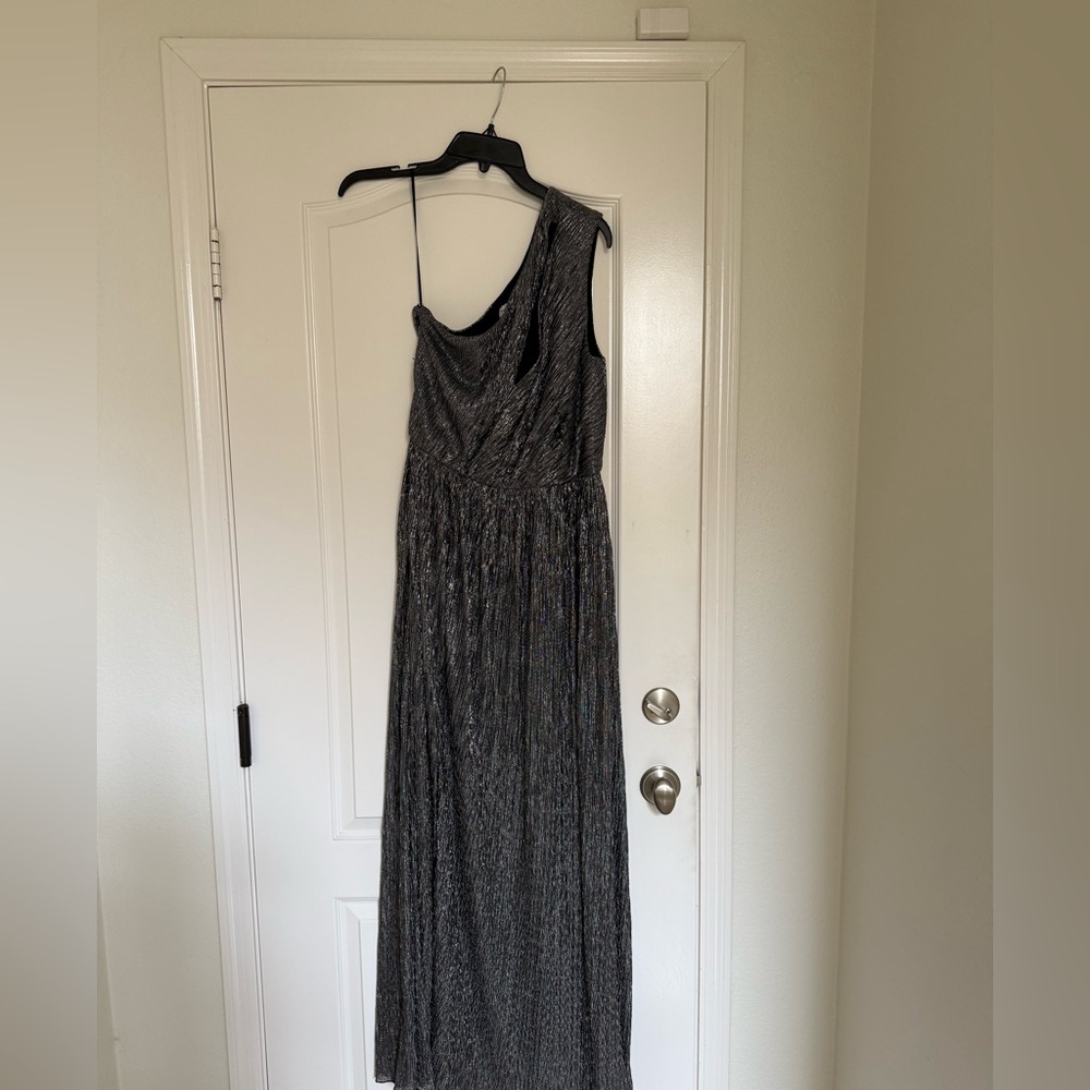 Dress The Population 
Kienna Gown - Picture 4 of 11